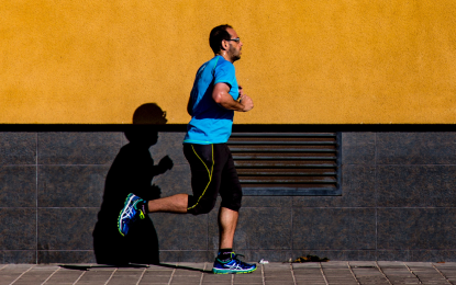 Uomo che corre in strada