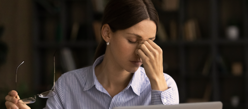 Giovane donna che tocca il setto nasale dolorante