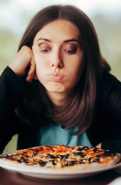 Donna guarda una pizza sbuffando