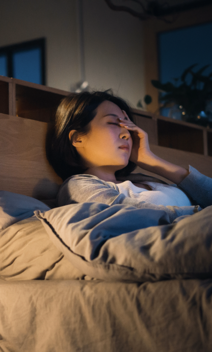 Giovane donna a letto dolorante nella zona della fronte e setto nasale