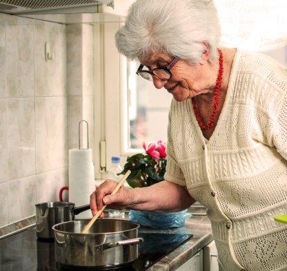 Signora anziana che cucina