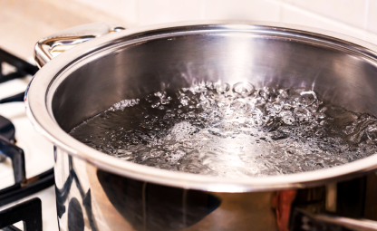 Acqua che bolle nella pentola