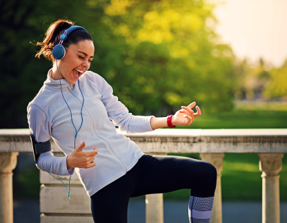 Ragazza vestita da jogging che balla al parco