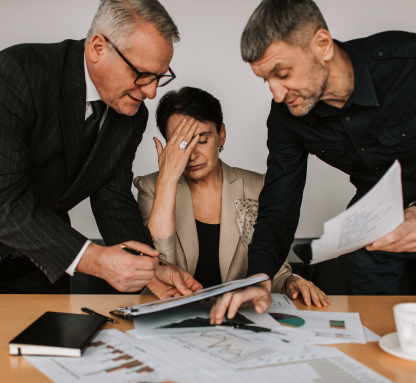 attività di team building con donna molto stanca al centro e soggetti maschili affianco